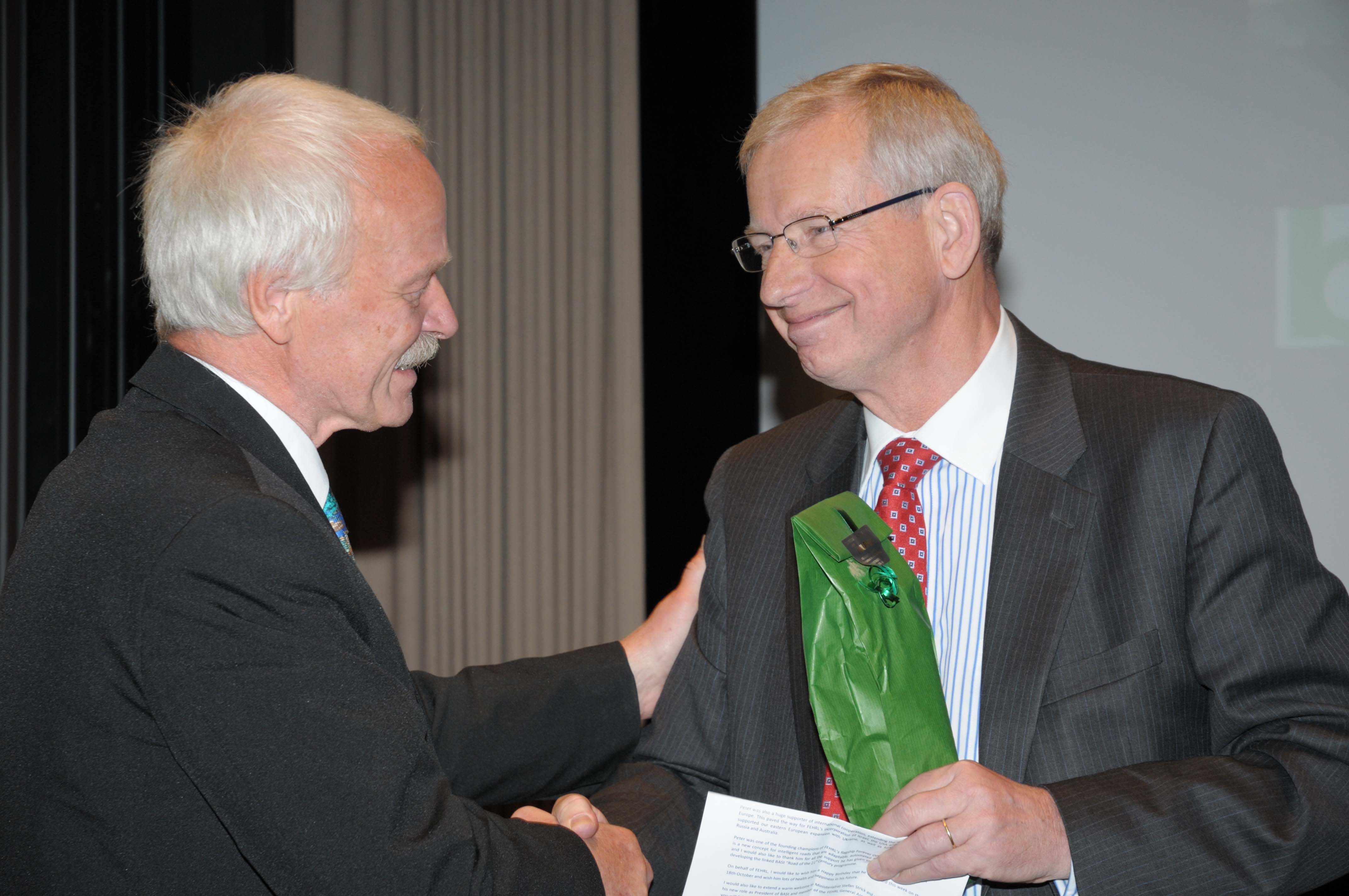 Dr. Peter Reichelt receives a present from FEHRL President Joris Al
